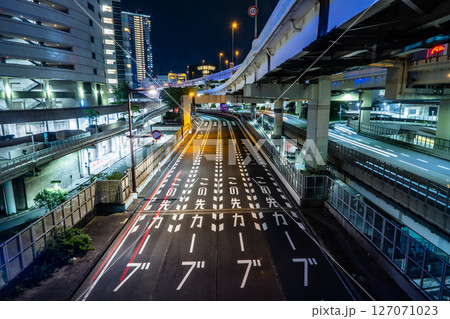 夜の都会の道路のイメージ 127071023