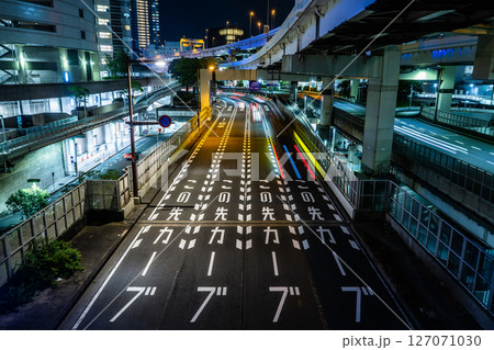 夜の都会の道路のイメージ 127071030