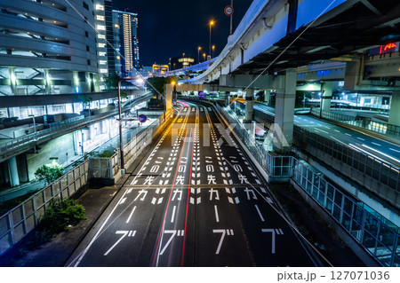 夜の都会の道路のイメージ 夜の都会の道路のイメージ 127071036