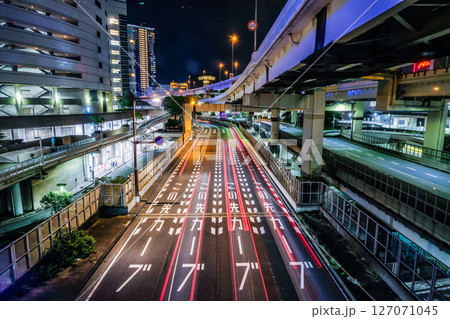 夜の都会の道路のイメージ 127071045