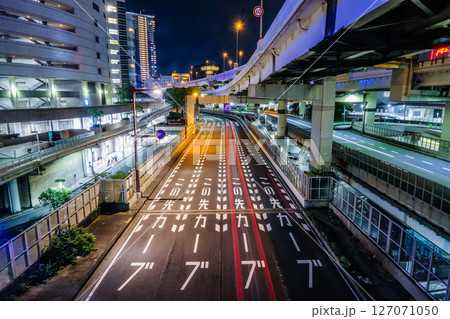 夜の都会の道路のイメージ 夜の都会の道路のイメージ 127071050