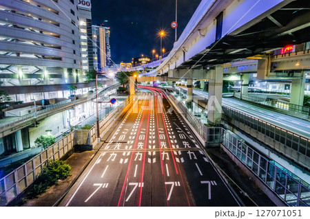 夜の都会の道路のイメージ 127071051