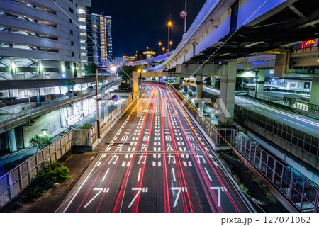 夜の都会の道路のイメージ 127071062