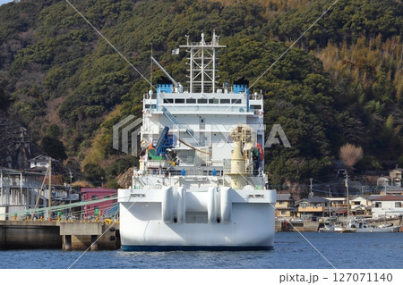 ドックでメンテナンス中のケーブル敷設船きずな（船尾） 127071140