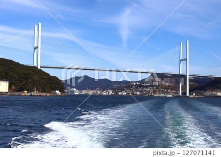 長崎港の港口に架かる女神大橋と長崎市街（長崎県長崎市） 127071141