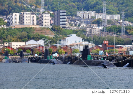 【広島県】晴天下のアレイからすこじま（潜水艦隊群） 127071310
