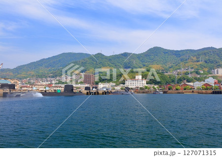 【広島県】晴天下のアレイからすこじま（潜水艦隊群） 127071315