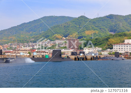 【広島県】晴天下のアレイからすこじま（潜水艦隊群） 127071316