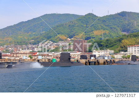 【広島県】晴天下のアレイからすこじま（潜水艦隊群） 127071317
