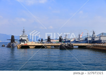 【広島県】晴天下のアレイからすこじま（潜水艦隊群） 127071321