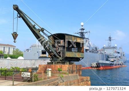 【広島県】晴天下のアレイからすこじま(魚雷積載用クレーン) 【広島県】晴天下のアレイからすこじま(魚雷積載用クレーン) 127071324