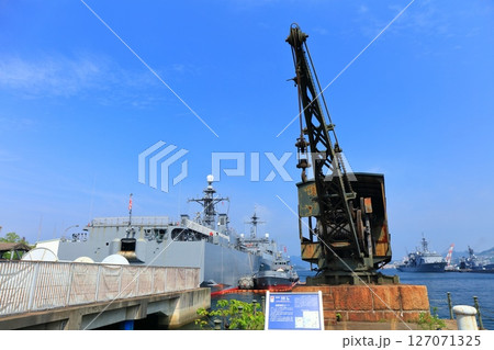 【広島県】晴天下のアレイからすこじま（魚雷積載用クレーン） 127071325