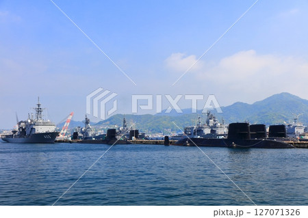 【広島県】晴天下のアレイからすこじま（潜水艦隊群） 127071326