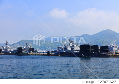 【広島県】晴天下のアレイからすこじま（潜水艦隊群） 127071327