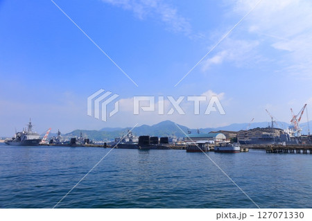 【広島県】晴天下のアレイからすこじま（潜水艦隊群） 127071330