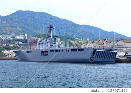 【広島県】晴天の海上自衛隊 呉基地に停泊する輸送艦 おおすみ 127071331