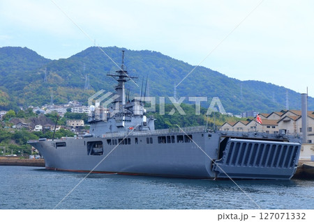 【広島県】晴天の海上自衛隊 呉基地に停泊する輸送艦 おおすみ 127071332