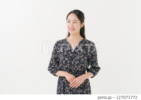 笑顔の若い女性のポートレート 127071772
