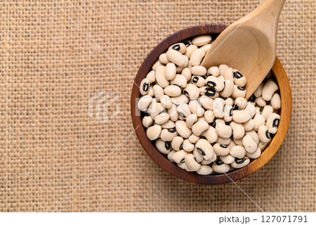 Black-eyed pea or cowpea in wooden bowl with scoop, Food ingredient, Top view Black-eyed pea or cowpea in wooden bowl with scoop, Food ingredient, Top view 127071791
