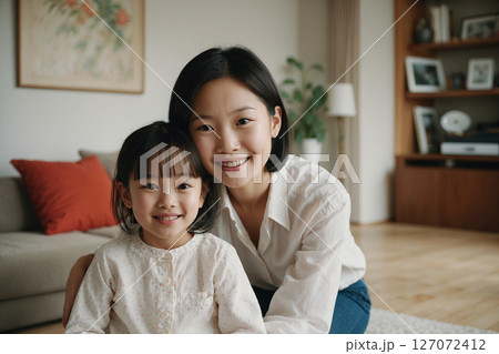 リビングでソファーに座る綺麗な親子　AI生成画像 127072412