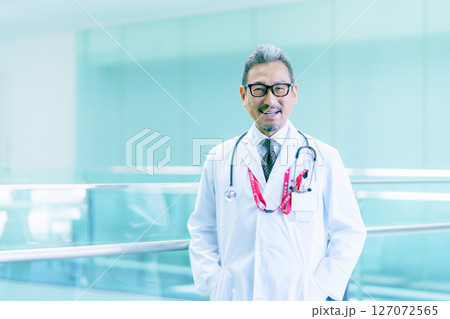 病院の廊下に立つ医師のポートレート　撮影協力:スカパー東京メディアセンター 127072565