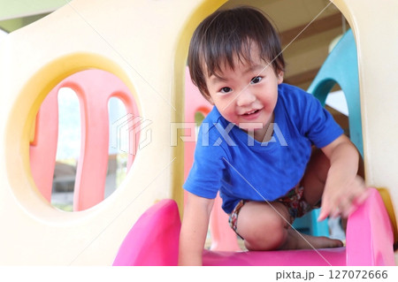 滑りだいをすべる公園で遊ぶ日本人の男の子 滑りだいをすべる公園で遊ぶ日本人の男の子 127072666
