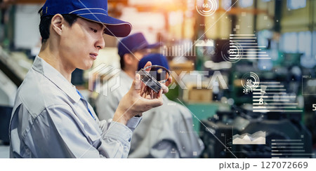 工場で作業する作業員グループとデジタルデータのコンセプト 127072669