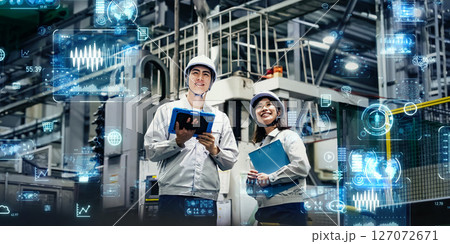 工場で作業する作業員グループとデジタルテクノロジーのコンセプト 127072671