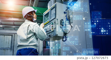 工場でコントロールパネルを操作する作業員とデジタルテクノロジーのコンセプト 127072673