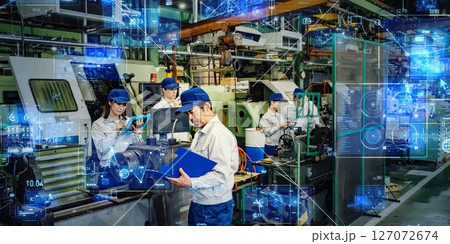 工場で機械を操作する作業員グループとデジタルテクノロジーのコンセプト 工場で機械を操作する作業員グループとデジタルテクノロジーのコンセプト 127072674