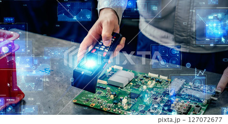 ハンディターミナルを使う作業員とデジタルテクノロジーのコンセプト 127072677