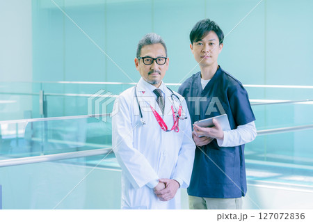 病院の廊下に立つ2人の医師のポートレート 撮影協力:スカパー東京メディアセンター 病院の廊下に立つ2人の医師のポートレート 撮影協力:スカパー東京メディアセンター 127072836