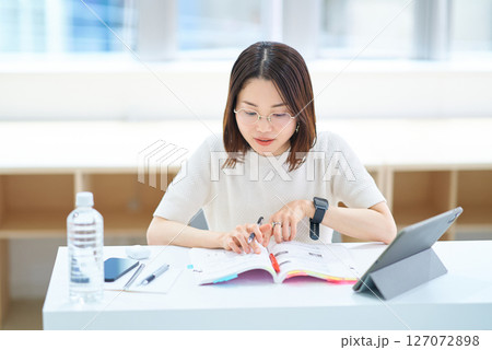 テキストで勉強する女性 テキストで勉強する女性 127072898