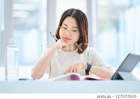テキストで勉強する女性 テキストで勉強する女性 127072910