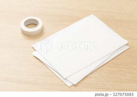 机に置かれた湿布 127073083