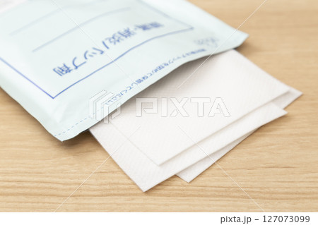 机に置かれた湿布 机に置かれた湿布 127073099