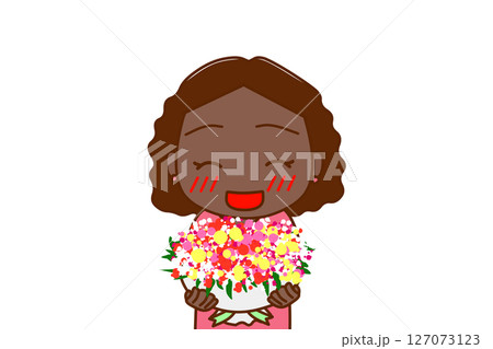 （上半身正面）お祝いの花束を笑顔で渡そうとするアフリカ系女性 127073123
