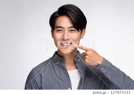 白い歯の日本人イケメンモデル 白い歯の日本人イケメンモデル 127073131