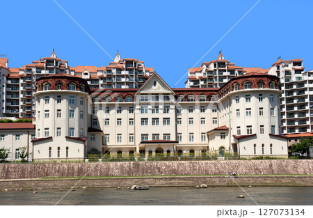 武庫川対岸から見た宝塚ホテルとマンション群 127073134