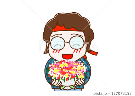 （上半身正面）お祝いの花束を笑顔で渡そうとするメガネをかけたオタク 127073153