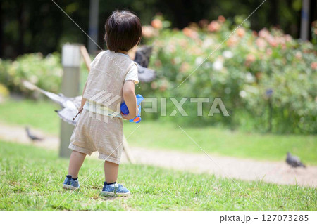 公園で遊ぶ後ろ姿の幼児の男の子 127073285