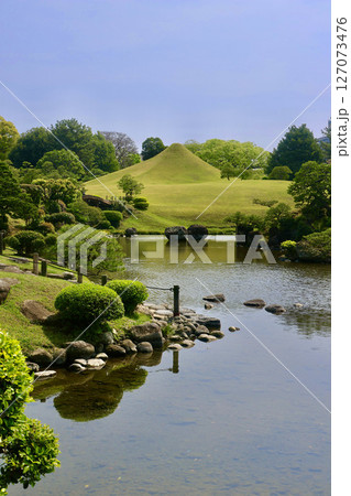 湧水池と富士山・水前寺成趣園（熊本県・熊本市） 127073476