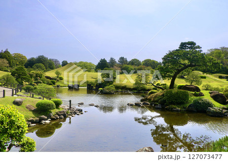 湧水池と富士山・水前寺成趣園（熊本県・熊本市） 127073477
