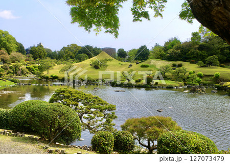 湧水池と富士山・水前寺成趣園（熊本県・熊本市） 127073479