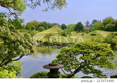 湧水池と富士山・水前寺成趣園（熊本県・熊本市） 127073480