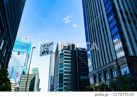 東京駅周辺の高層ビル群とタクシー乗り場 2025.04　a-2 高彩度コントラスト 127073510