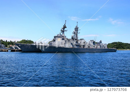 軍港『横須賀』に接岸・停泊する… イージス護衛艦『まや』と汎用護衛艦『たかなみ 軍港『横須賀』に接岸・停泊する… イージス護衛艦『まや』と汎用護衛艦『たかなみ 127073708
