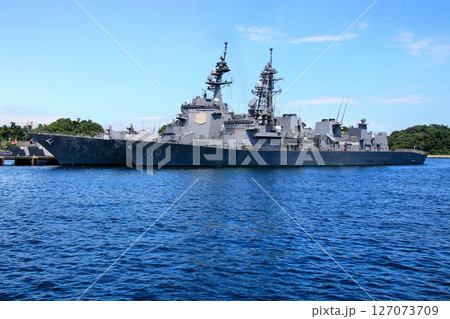 軍港『横須賀』に接岸・停泊する… イージス護衛艦『まや』と汎用護衛艦『たかなみ 127073709