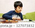 ブロックを組み立てる日本人の子供 127073832