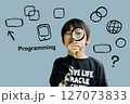 インターネットの世界でプログラミングを学ぶ子供 127073833
